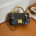 Elegante schwarze gesteppte Kettentasche mit Metall-Tragegriff, stilvolles Retro-Design. - 21x7x12cm mit Anhänger / Schwarz
