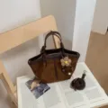 Retro braune Wildleder Tote Bag, stilvolle Handtasche, vielseitige Umhängetasche Alltag. - Ohne Anhänger / Braun