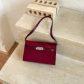 Dunkelrote Wildleder Schultertasche mit silbernen Beschlägen, vintage Handtasche. - 25*8*14 / Burgunderrot