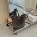 Καφέ σουède τσάντα bucket, κομψή casual τσάντα ώμου με κρεμαστό αρκouδάκι για γυναίκες. - Χωρίς μενταγιόν / Γκρι