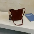 Καφέ σουέτ τσάντα bucket με χνουδωτό κρεμαστό, κομψή casual τσάντα ώμου για γυναίκες. - Χωρίς μενταγιόν / Καφέ