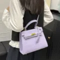 Modische lavendelfarbene Kelly Handtasche für Damen, schicke Ledertasche mit goldenen Beschlägen. - 25*9*18 / Lila