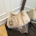 Flauschige Kunstfell Umhängetasche mit süßem Kaninchen-Anhänger, stilvolle Handtasche. - Ohne Anhänger / Khaki