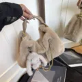 Elegante Kunstfell Handtasche für Damen, flauschige Umhängetasche mit Kette und Plüsch Anhänger. - Ohne Anhänger / Khaki