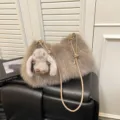 Flauschige Plüsch Umhängetasche für Damen, elegante Kunstfell Cloud Handtasche mit Hasenanhänger. - Ohne Anhänger / Kaffee