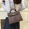 Klassische braune Henkeltasche mit elegantem strukturiertem Design für den Alltag. - 25*9*18 / Kaffee