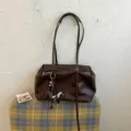 Klassische braune Leder Boston Tasche mit schlanken Schultergurten und süßem Dackelanhänger. - Ohne Anhänger / Kaffeebraun