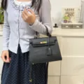 Klassische schwarze Kelly-Handtasche aus Leder mit goldenen Beschlägen und Schultergurt. - 25*9*18 / Schwarz