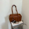 Braune PU Leder Boston Tasche elegante freizeite Umhängetasche mit Griffen und Anhänger. - Ohne Anhänger / Braun