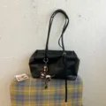 Schwarze Boston Umhängetasche mit Dackel Anhänger, lässige PU Leder Handtasche mit grossem Volumen. - Ohne Anhänger / Schwarz