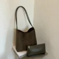 Dunkelgrüne Wildleder Beuteltasche mit passender Tasche, minimalistische Schultertasche. - Ohne Anhänger / 28x9x25cm / Grün
