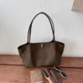 Retro minimalistische braune Wildleder-Tragetasche, grosse Schultertasche fuer Damen. - Grün