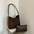 Braune Wildleder Beuteltasche mit Doppelriemen und kleiner Tasche, retro minimalistische Tasche. - Ohne Anhänger / 28x9x25cm / Kaffeebraun