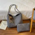 Graue Wildleder-Shopper-Tasche mit passender Tasche und Anhänger, retro Damen-Umhängetasche. - Ohne Anhänger / Grau