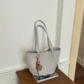 Graue gewebte Damentasche, schicke Shopper Schultertasche mit Wellenrand und Holzanhänger. - Mit Untertasche Ohne Anhänger / 30x12x20cm / Beigegrau