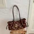 Braune Pünktchen Wildleder Schulter-Tote-Bag mit süßem Bommel-Anhänger und Doppelriemen. - Ohne Anhänger / Braun