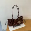 Modische braune Pünktchen Umhängetasche mit Doppelgriffen und flauschigem Bommelanhänger. - Ohne Anhänger / Kaffee