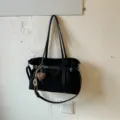 Schwarze Wildleder Tote Tasche für Damen, große Kapazität Pendler Schultertasche mit Herz Anhänger. - Ohne Anhänger / Schwarz