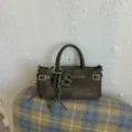 Dunkelgrüne Wildleder Handtasche mit Metallgürtelschnallen und stilvollem Anhänger für den Alltag. - 26x10x13cm Ohne Anhänger / Dunkelgrün