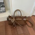 Braune Wildleder Handtasche Umhängetasche mit Schnalle und Herzanhänger für Damen Alltag - 26x10x13cm Ohne Anhänger / Dunkelkhaki