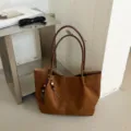 Braune Wildleder Tote Bag für Damen, große Schultertasche mit Perlenanhänger im Alltag. - Ohne Anhänger / Braun