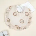 Süßes Baby Lätzchen aus Baumwolle mit Löwenmuster und Rüschen, weich und saugfähig für Babys. - Löwe