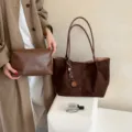 Dunkelbraune Wildleder-Tasche mit passender Pochette, stilvolle lässige Schultertasche. - Ohne Anhänger / Kaffee