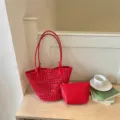 Kokkini plekti tsanta tote set me antistoichi pocheta, stilati gynaikeia tsanta omou. - Κόκκινο