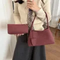 Geflochtene Handtasche Set aus Leder, minimalistische Vintage Schultertasche mit Pochette. - Rot