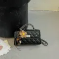 Schwarze gesteppte Kettentasche, luxuriöse PU Leder Umhängetasche mit Blumenanhänger. - Ohne Anhänger / Schwarz