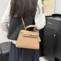 Schicke khakifarbene Kelly Handtasche, stilvolle Damen Umhängetasche mit Henkel für Alltag. - 25*9*18 / Khaki