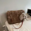 Sac bandouliere duveteux marron avec chaine dosee et adorable peluche de lapin pour femmes. - Café