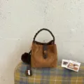 Koreanischer Retro brauner Wildleder Eimerbeutel mit geflochtenem Griff und Metallschloss. - Ohne Anhänger / Braun