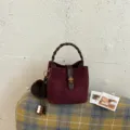 Koreanischer Retro Wildleder Eimerbeutel, stylische vielseitige Umhängetasche mit Schloss und Anhänger. - Ohne Anhänger / Burgunderrot