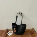 Schwarze geflochtene Beuteltasche für Damen, schicke minimalistische Schultertasche mit Anhänger. - Mit Untertasche Ohne Anhänger / 30x12x20cm / Schwarz