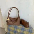 Braune Wildleder Umhaengetasche Set mit Kosmetiktasche und Blumen Anhaenger Retro Stil - Ohne Anhänger / Braun
