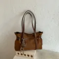 Retro braune Wildleder Tote Bag für Damen, große Kapazität Pendler Umhängetasche mit Herz Anhänger. - Ohne Anhänger / Braun