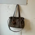 Vintage braune Wildleder Pendler Umhängetasche, schicke Designer Handtasche Shopper. - Grün