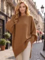 Λεπτομερής όψη του casual oversized πλεκτού πουλόβερ με στρογγυλή λαιμόκοψη και άνοιγμα. - XS / Tops / Καφέ