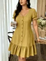 Vue détaillée d'une robe jaune texturée à col en V, boutons sur le devant et bas volanté charmant. - S / Robes / Jaune