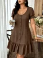 Vue détaillée de la robe marron texturée à manches courtes, boutons sur le devant et volant. - S / Robes / Café