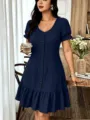 Vue détaillée de la robe bleu marine chic avec boutons frontaux et bel ourlet à volants. - S / Robes / Bleu marine