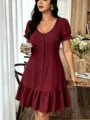 Élégante robe courte bordeaux à manches courtes, boutons avant et volant pour femmes. - S / Robes / Bordeaux