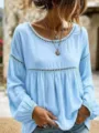 Lichtblauwe blouse met lange mouwen detail, gehaakte kant afwerking, casual elegante look. - S / Tops / Lichtblauw