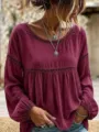 Elegante effen blouse met lange mouwen, ronde hals en subtiele kanten afwerking. - S / Tops / Bordeauxrood