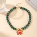 Collar con colgante de cangrejo estilo océano con cuentas de resina verde y detalles dorados. - Estilo Cangrejo Cuentas Planas / Rojo