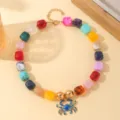Vista detallada del collar de cuentas de resina colorida con un encantador colgante de cangrejo azul. - Estilo de Cuentas Cúbicas Coloridas / Cangrejo Azul