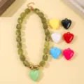 Collar llamativo de cuentas de resina gruesas con variantes de colgante de corazón coloridas. - Collar de Cuentas Cúbicas / Cuenta Cúbica Verde con Corazón