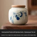 Petite boîte à thé en céramique avec couvercle en bois au design de panda peint à la main. - Boîte à Thé Cendres de Paille Peinte à la Main - Panda Jouant avec du Bambou