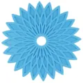 Vista detallada del mantel individual de silicona azul con un patrón geométrico floral hueco. - Azul